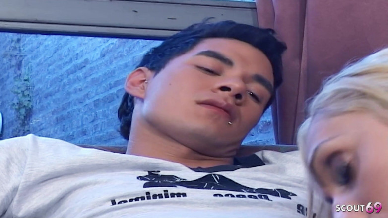 Shemale TS Collection: सुनहरे बालों वाली बड़े स्तन वाली किन्नर की विला में युवा लैटिनो द्वारा गांड चुदाई