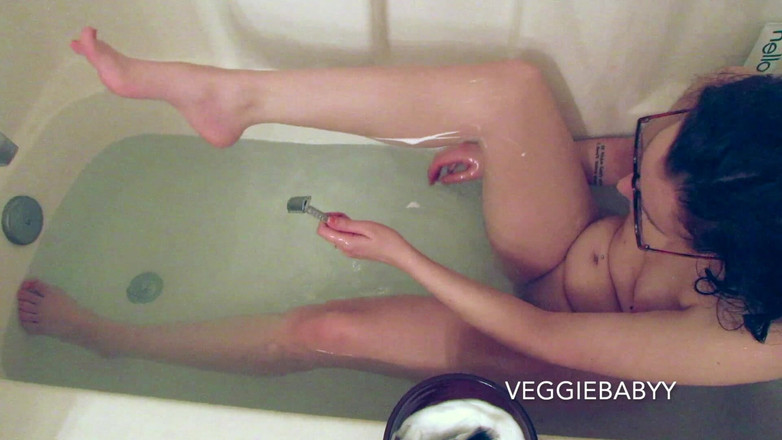 Veggiebabyy: Memekku dicukur dan dicrot di dalam