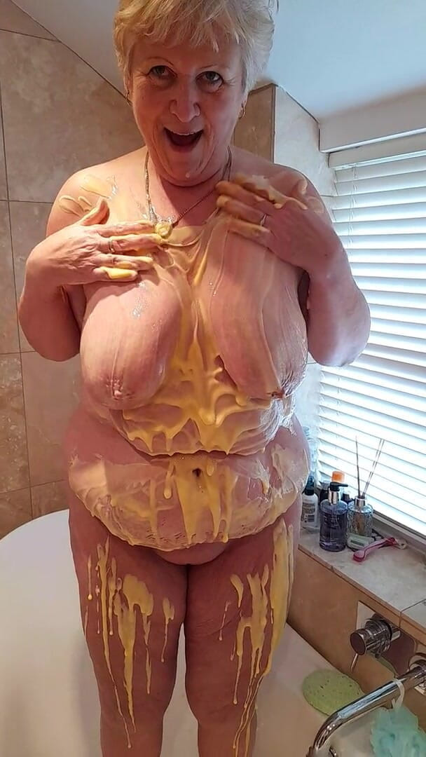 Uk Joolz: Cycki custard