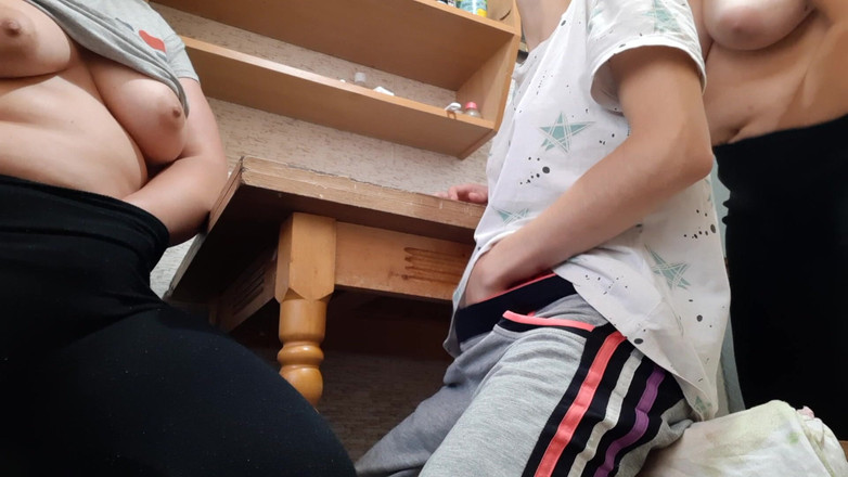 Lesbian-illusion: Aksi hot lesbian tiga pria asing yang lagi asik ngocok...