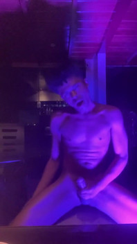 瘦黑人男人玩他的大鸡巴并炫耀他的屁股