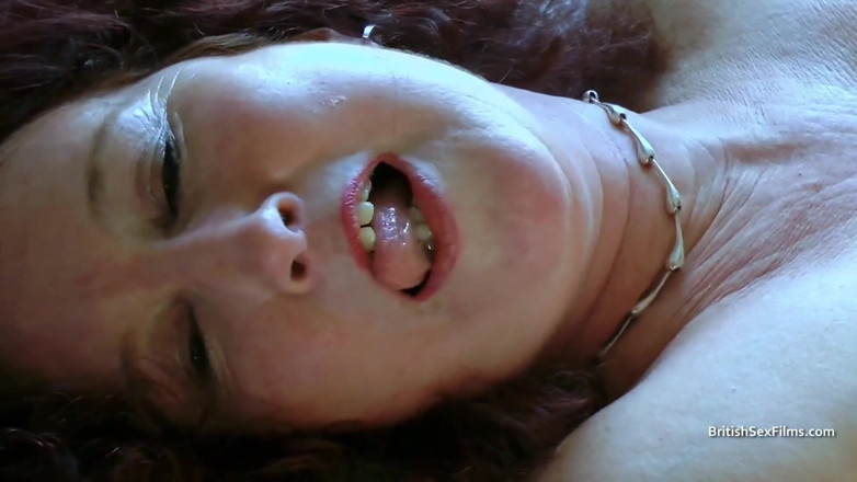 British Sex Films: Rijpe vrouw in netkousen berijdt een pik