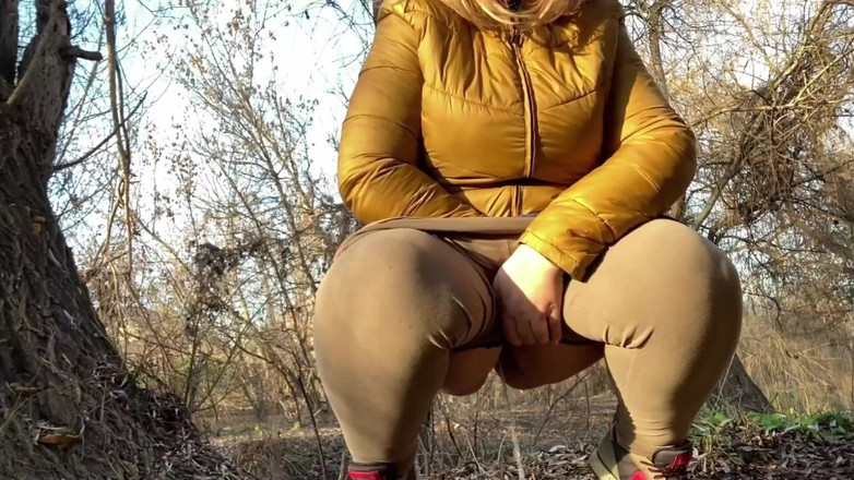 OurFetishLife: Vagina bagnata di una milf matura accovacciata che piscia