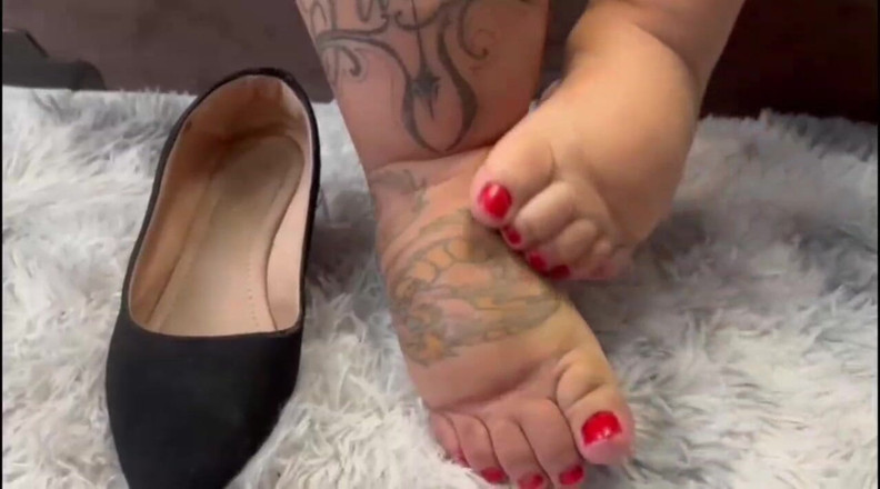 Mary Jhuana: Seorang gadis gemuk dengan kaki gemuk untuk anda