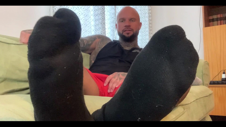 Jasons feet: 새아빠 냄새 나는 포스트 체육관 발을 스니핑