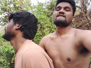 Desi King Gaju: दो बाइक मैकेनिक सड़क पर रुककर जंगल आ रहे हैं और सुंदर युवा लड़के को चोद रहे हैं।