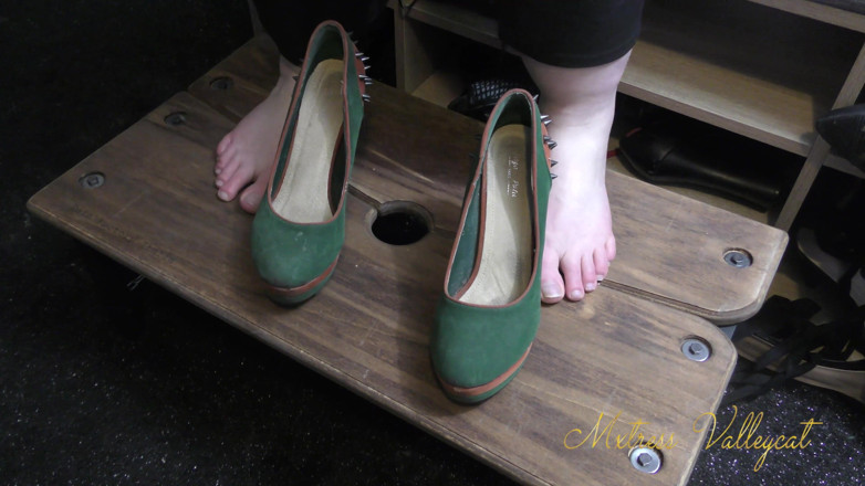 Mxtress Valleycat: Under my feet POV