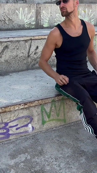 Este skateboarder pe o scară de incendiu.