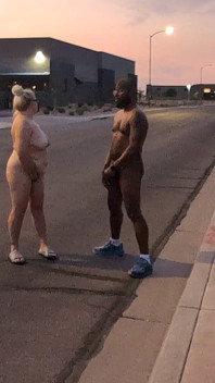 Istri semok ini suka pamer tubuh aduhainya sambil bugil di depan umum!