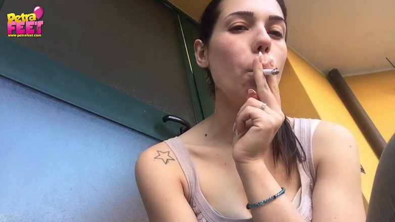 Smokin Fetish: Tatlı İtalyan esmer açık havada sigara içmeyi seviyor