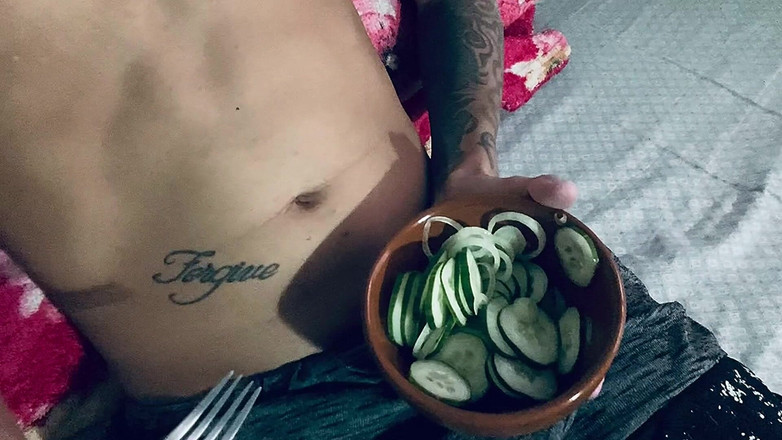 More Candy: Sora vitregă pregătește salată cu castravete că a pus în pizdă și...