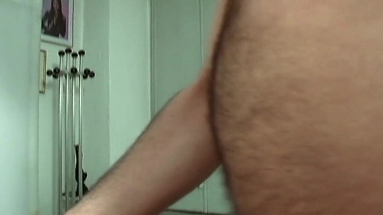 THAGSON MILFS: 발정난 밀프의 털이 무성한 보지를 쭉 뻗어 욱신거리는 자지로 가득 채웠습니다.
