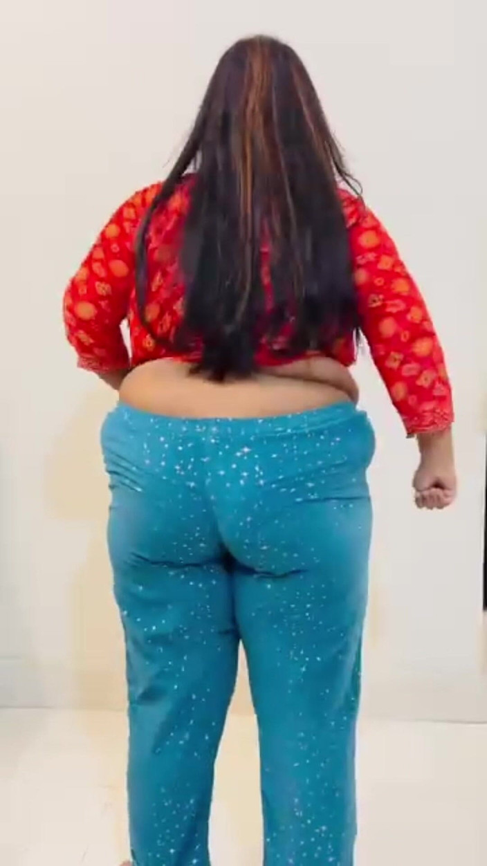 Your Boy's Cum: 印度德西女孩在继兄弟面前训练