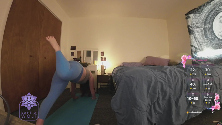 Dahlia Wolf: Transmisie în direct cu yoga sexy