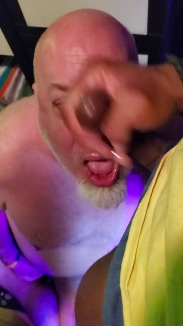 beardaddychub: Ursul are parte de o ejaculare facială la birou