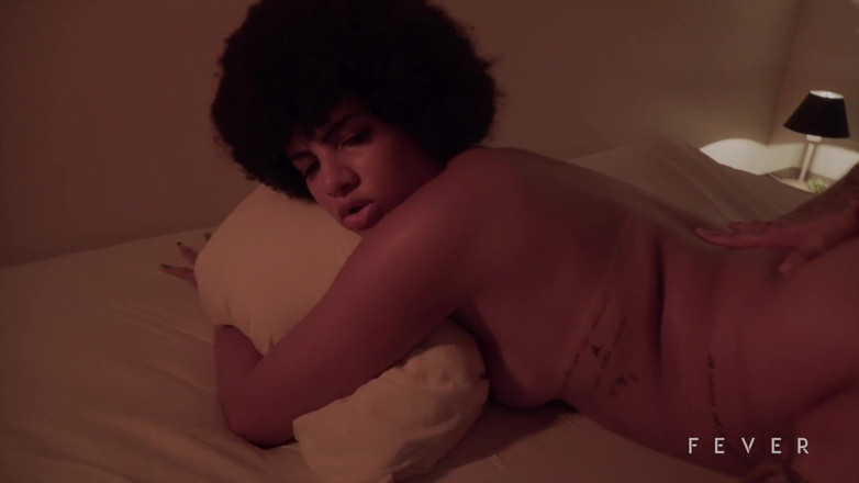 Fever Films: Brunetă perfectă se fute cu iubitul tău