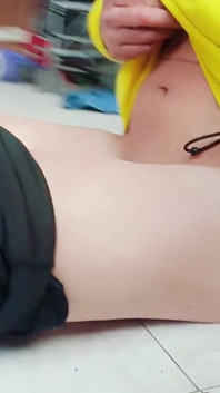 변을 겪고 있는 섹시한 소년은 시간이 필요합니다.