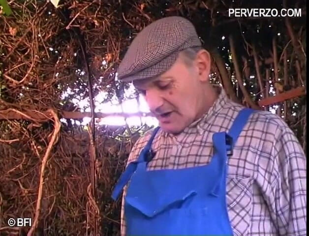 Experienced Men in Control: Peituda loira fodida por seu namorado e velho jardineiro