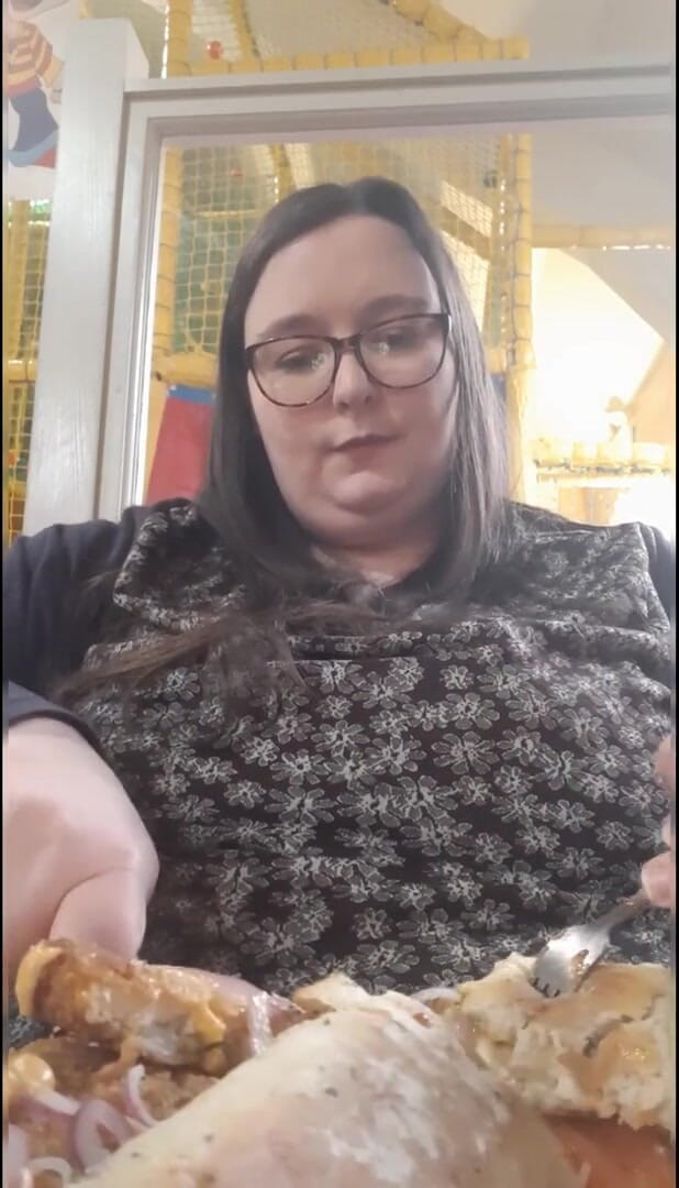 SSBBWLadyBrads: Une SSBBW filme secrètement un repas avec sa belle-famille (cette vidéo...