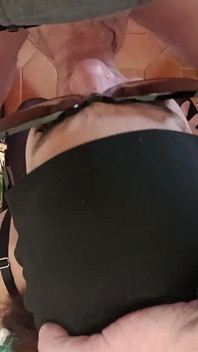 熟女口交视角与戴着墨镜射精