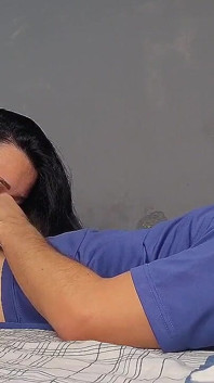 继父真的很想看到他的继女裸体！但她发现他在自慰