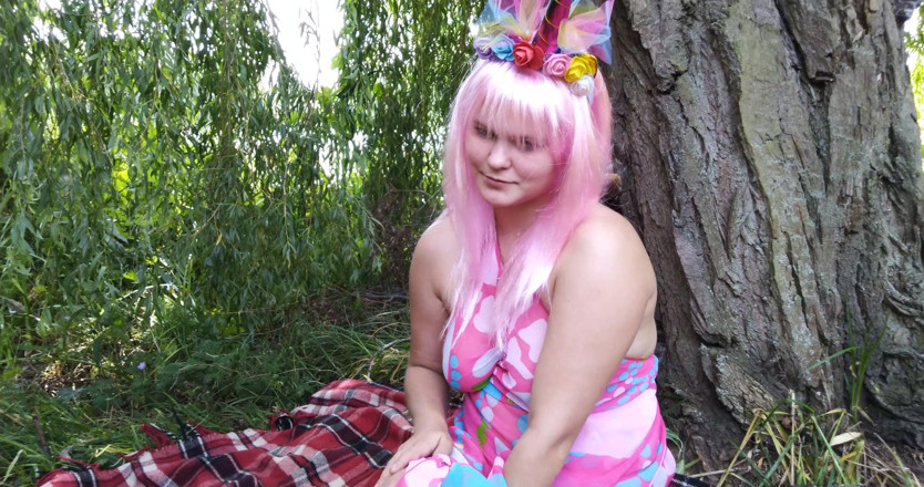 LizAngel: Unicorno rosa che squirta all'aperto