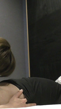 Žena středního věku s potěšením