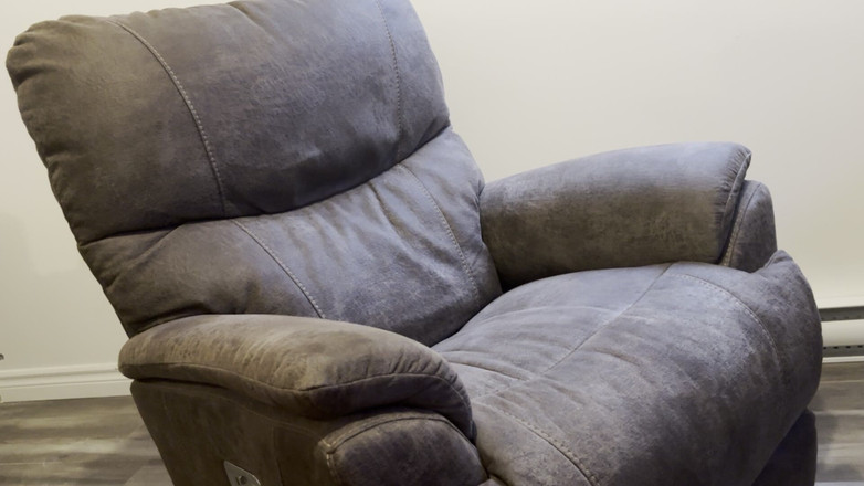 BuckDick: 18-летняя девственница мастурбирует перед телевизором