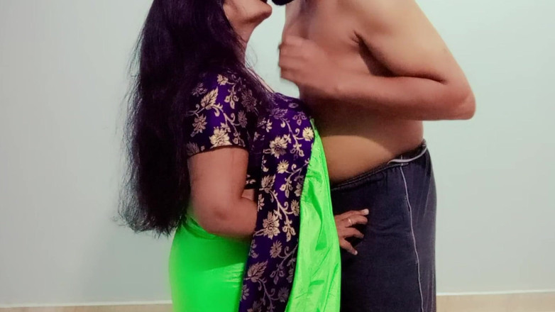 Your Arya: Indiana peituda meia-irmã beijando lambendo ejaculação interna com seu meio-irmão