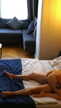 夫がいない時にセクシーな隣人とセックスすること