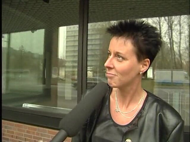 Lucky Cooch: Ein kurzhaariges deutsches mädchen wurde im freien interviewt.