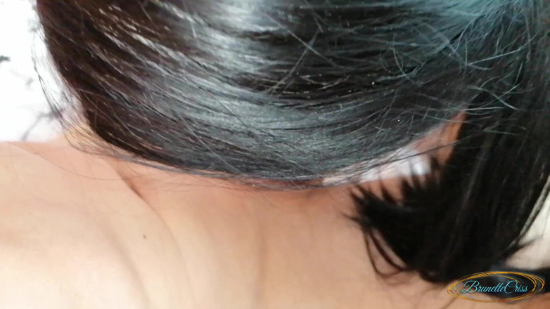 Brunette Criss: Nevlastní bratr mi kouří na gauči