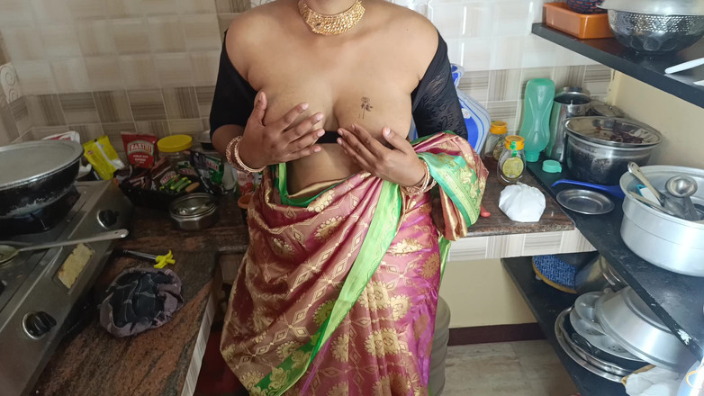 Inba: 德西已婚女人在厨房