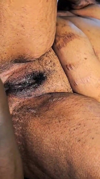 Il vecchio poliziotto amatoriale furioso maneggia l'anale di una milf di 50 anni con il suo grosso cazzo