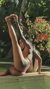 Sanktor - Une MILF Asiatique Tatouée En Bas Roses Dans Une Villa