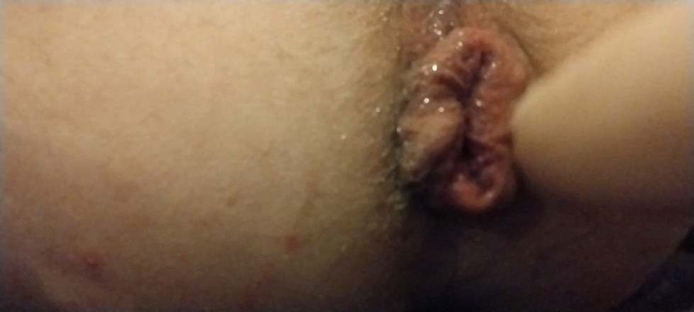 Amateur slave: Dildo si hraje při sledování porna