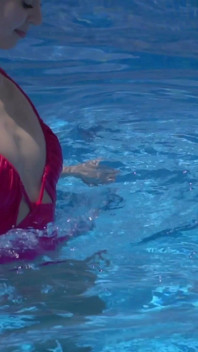 Fetele lesbiene se distrează într-o piscină cu un rechin gonflabil