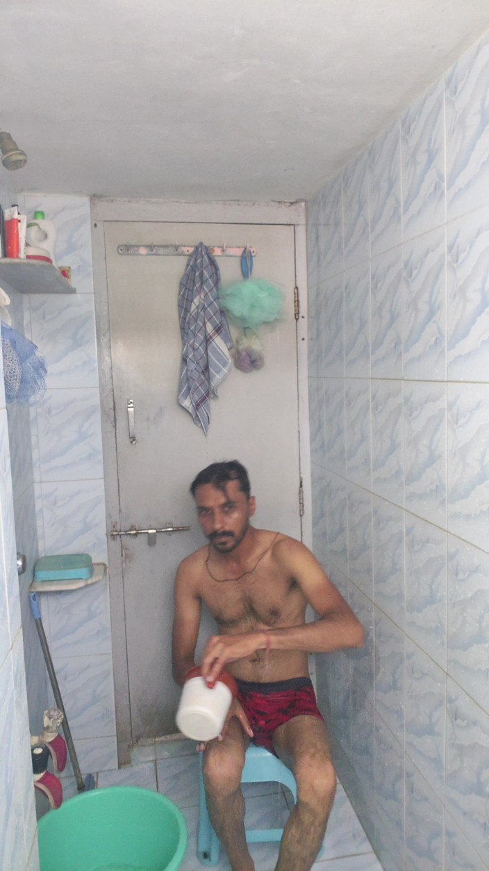 UltraHotBoy69: Fa il bagno nudo con la faccia