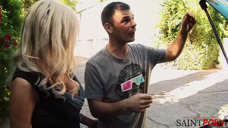 SaintPorn: बड़े स्तनों वाली अनुभवी कमीनी राल्फ को अपनी चूत के साथ पुरस्कृत करती है