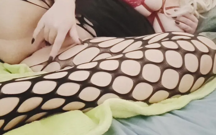 WildFlawiii: Super Horny MILF Orgasms in Sexy Pantyhose