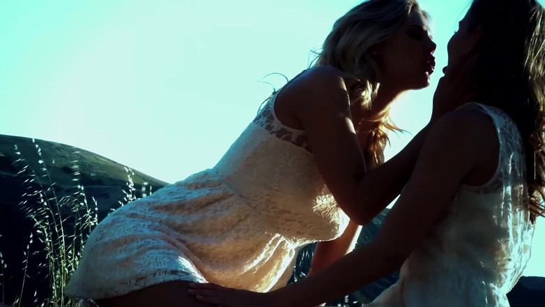 FapFlare: Scarlet Red ve Jillian Janson ormanda birbirlerinin amlarını yalıyor