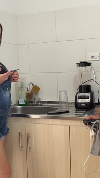 Un joc distractiv se termină cu o luptă grea între micul pitic Vergon și sora lui vitregă însărcinată