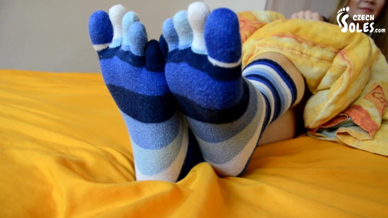 Czech Soles - foot fetish content: つま先の靴下はベッドでいじめる
