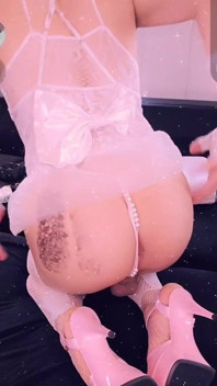 Femboy se corre rápidamente en vivo