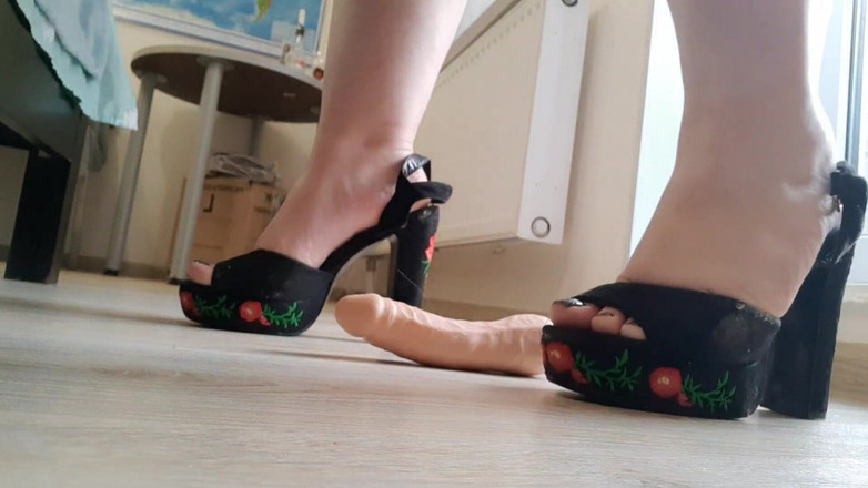 AssGives: Tacones + consolador