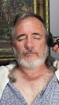 Taglio di capelli in topless