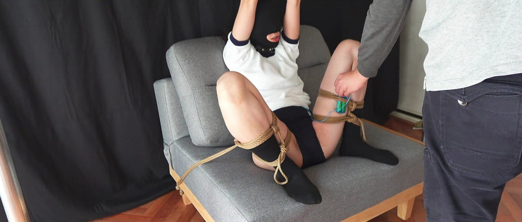 ushirosugatanomiki: Ein Mädchen in Bloomers, zurückgelassen unter M-förmiger Fesselqual