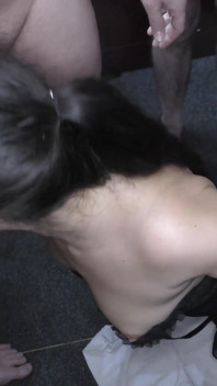 Hot MILF e teen condividono più sborrate