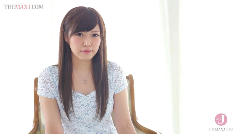 Asian happy ending: アジアのいたずらなストリップオフへ見せて彼女の小さなおっぱいと毛むくじゃらのマフの後にキャスティング