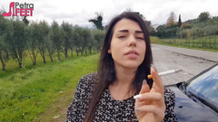 Smokin Fetish: Venku kouří doutník od sexy brunetky
